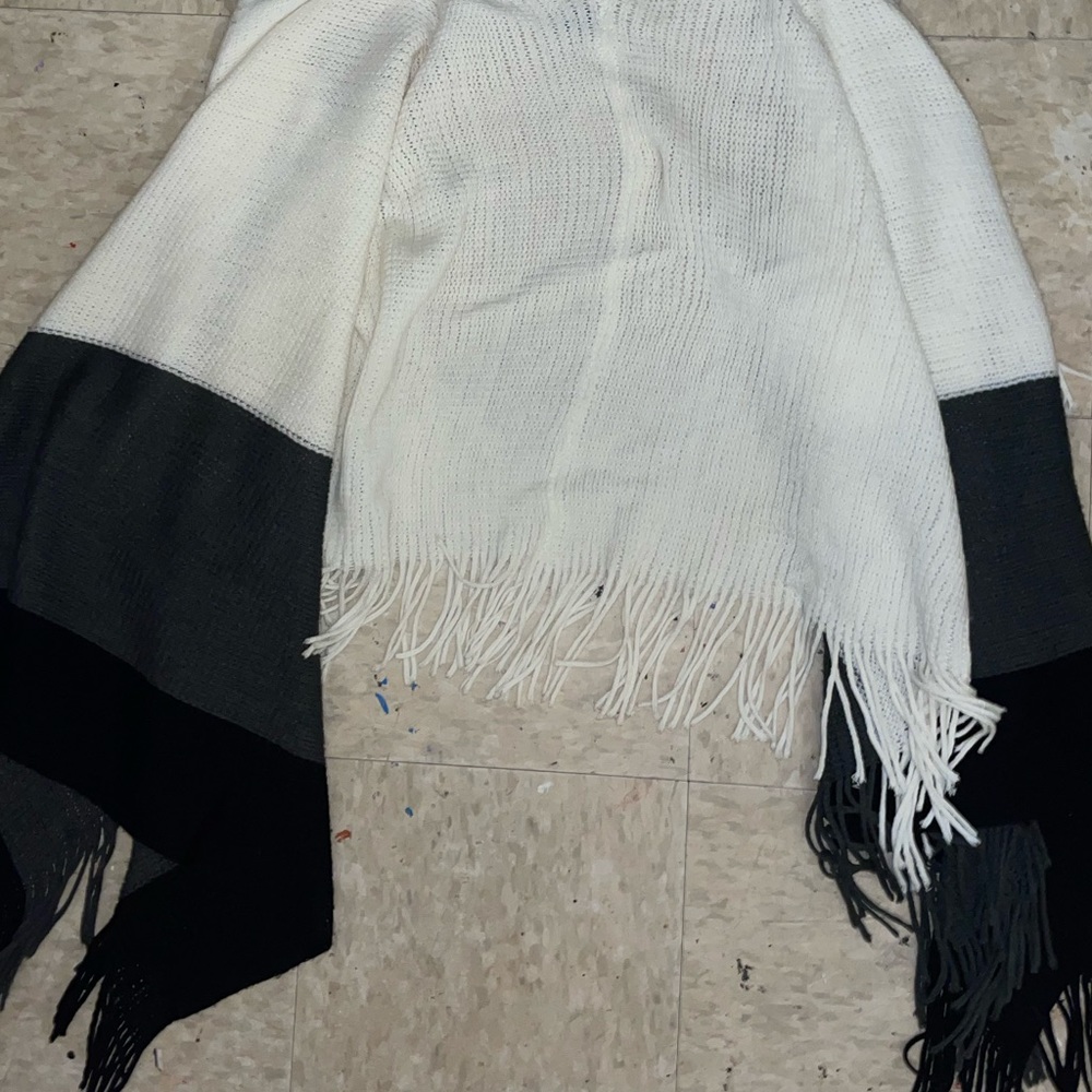 Poncho - Picture 4 of 4